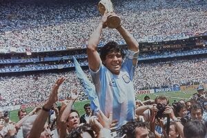 Maradona ergue a taça de campeão no México 86: o astro argentino marcou cinco golos