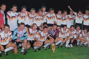 Equipa da Alemanha festeja a vitória no Mundial de 1990, em Itália