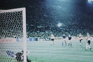Maradona no México 86 arrasa a Inglaterra, Portugal no escândalo Saltillo e Milla destaca-se no Itália 90