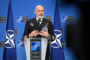 Cavo Dragone, responsável militar da NATO, diz que "dinheiro por si só" não é fator de dissuasão