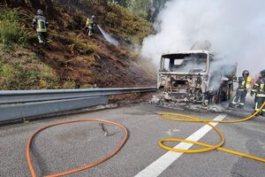 Um autocarro e um camião ficaram destruídos, depois de se terem incendiado em Valongo e Vila Nova de Gaia