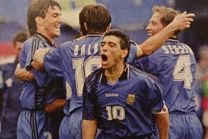 Maradona e colegas celebram nos Mundiais de futebol, com destaque para a edição de 1994