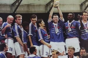 Zidane e a seleção francesa celebram a vitória no Mundial de 98
