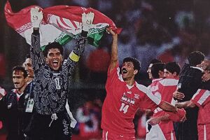 Futebolistas iranianos celebram no Mundial, com a bandeira do Irão