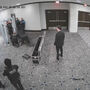 Novo vídeo mostra homem acusado de tentativa de homicídio de Trump a disparar contra agente