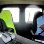 O momento em que carrinha de entregas é atingida por avião nos EUA