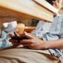 Proibir telemóveis nas escolas funciona? Estudo revela que notas não melhoraram e suspensões aumentaram