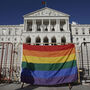 A bandeira LGBTQI+ nasceu pelo orgulho e inclusão. Em Lisboa volta a estar no centro da polémica