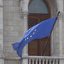 Bandeira da União Europeia volta ao Parlamento da Hungria após mais de uma década 