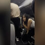 Passageiros saem de avião após colisão mortal no aeroporto de Denver