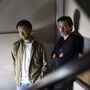 Os atores Miguel Freire e Hugo Nicolau, que fazem de inspetores Ricardo Paiva e João Carlos, respetivamente.  Fotografados nas escadas do prédio dos Olivais 