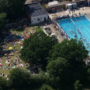 Londres sob onda de calor recorde: imagens aéreas mostram multidões a aproveitar piscinas, rios e espaços verdes na cidade