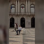 Carlos Moedas dá as boas vindas a Bad Bunny com cadeiras brancas espalhadas por Lisboa