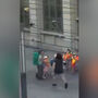 Imagens mostram homem a correr em estação de comboios na Suíça onde quatro pessoas foram esfaqueadas