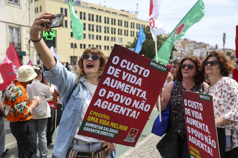 Manifestantes na marcha do Dia do Trabalhador convocada pela CGTP-IN, entre o Martim Moniz e a Alameda