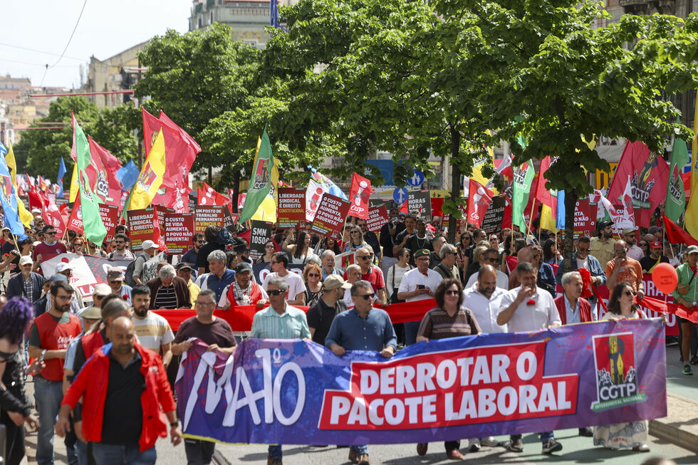Manifestantes na marcha do Dia do Trabalhador convocada pela CGTP-IN entre o Martim Moniz e a Alameda, em Lisboa