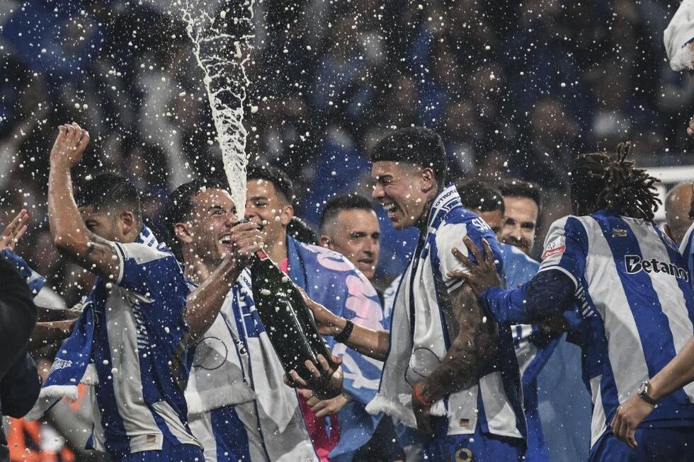 Jogadores do FC Porto celebram o título