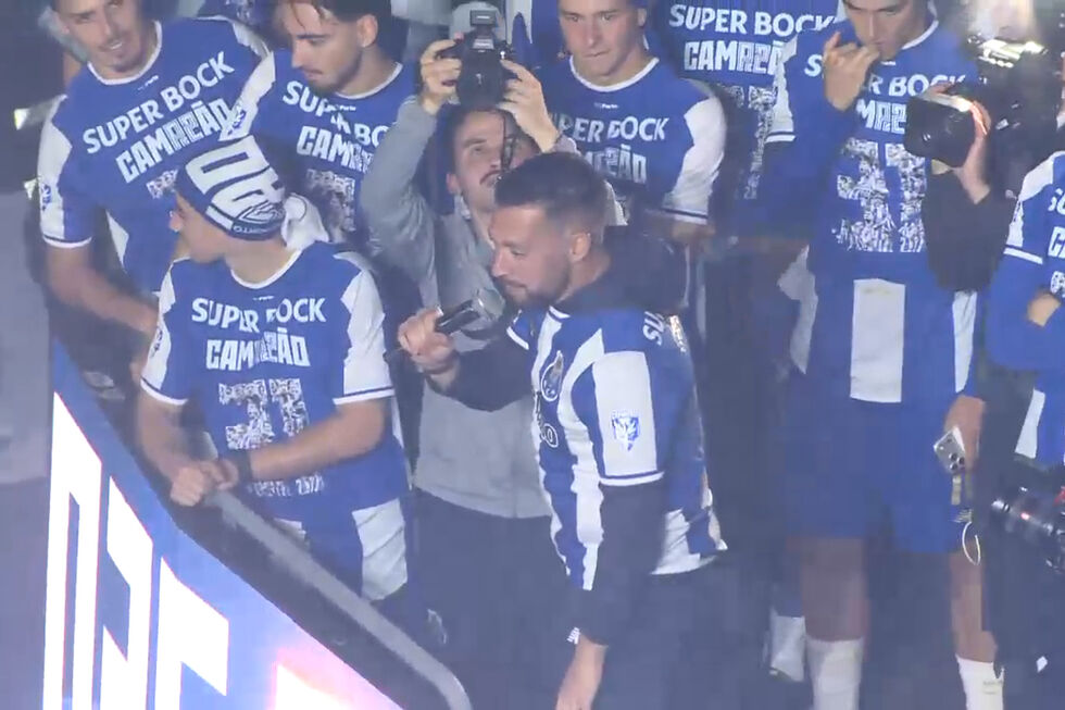 Farioli fez o discurso da consagração em... português e citou Jorge Costa: "Voltámos a ser uma grande equipa!"