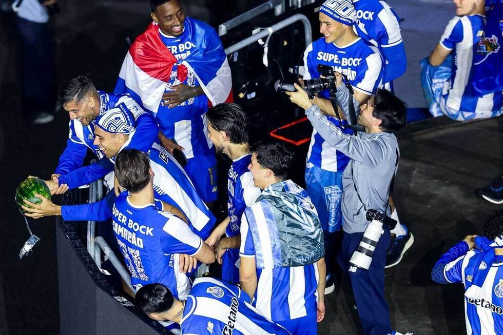 Insólito: Gabri Veiga foi buscar melancia... e jogadores do FC Porto atiraram-na do palco da festa