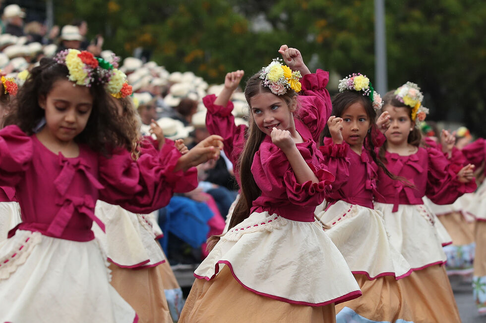 Cortejo da Festa da Flor anima Madeira apesar da chuva