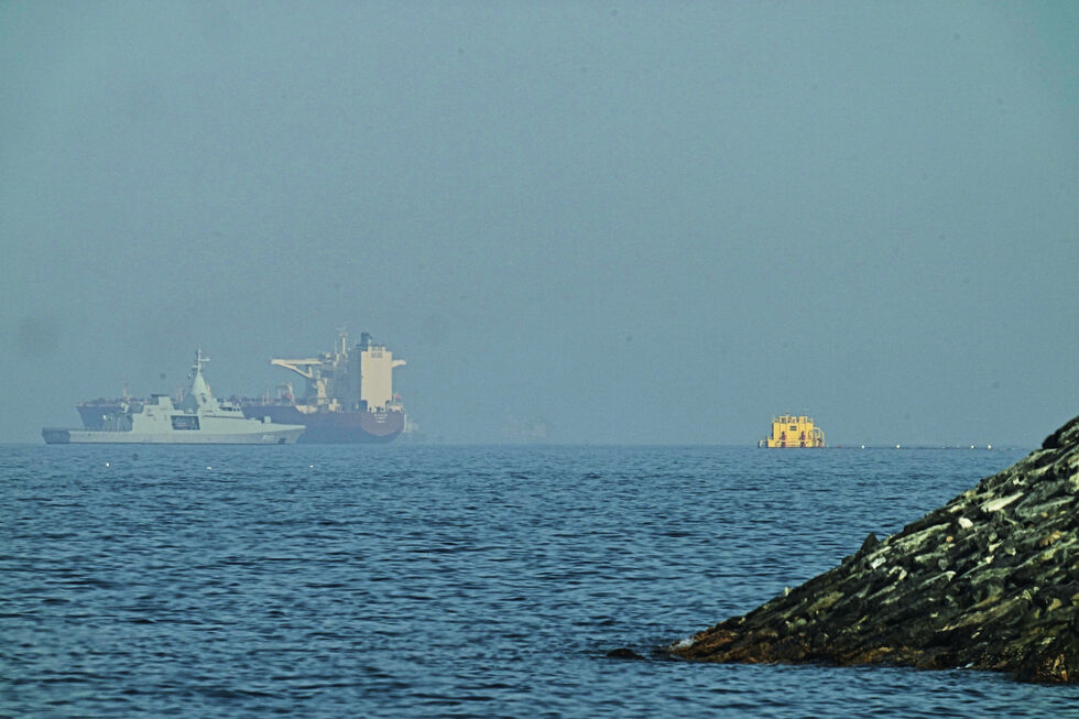 Lancha de patrulha dos Emirados Árabes Unidos aproxima-se de um navio-tanque ancorado perto do Estreito de Ormuz