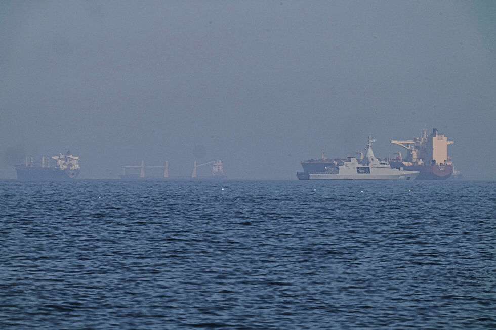 Lancha de patrulha dos Emirados Árabes Unidos aproxima-se de um navio-tanque ancorado perto do Estreito de Ormuz