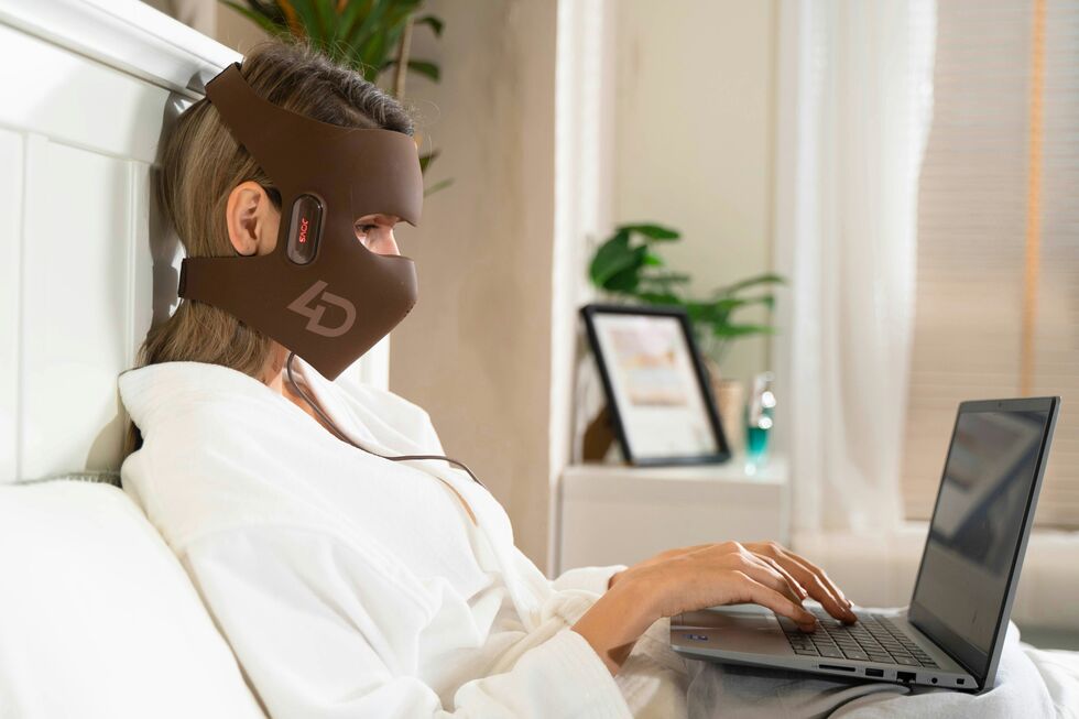 Usadas por celebridades e impulsionadas pela beauty tech, as máscaras LED são novamente tendência