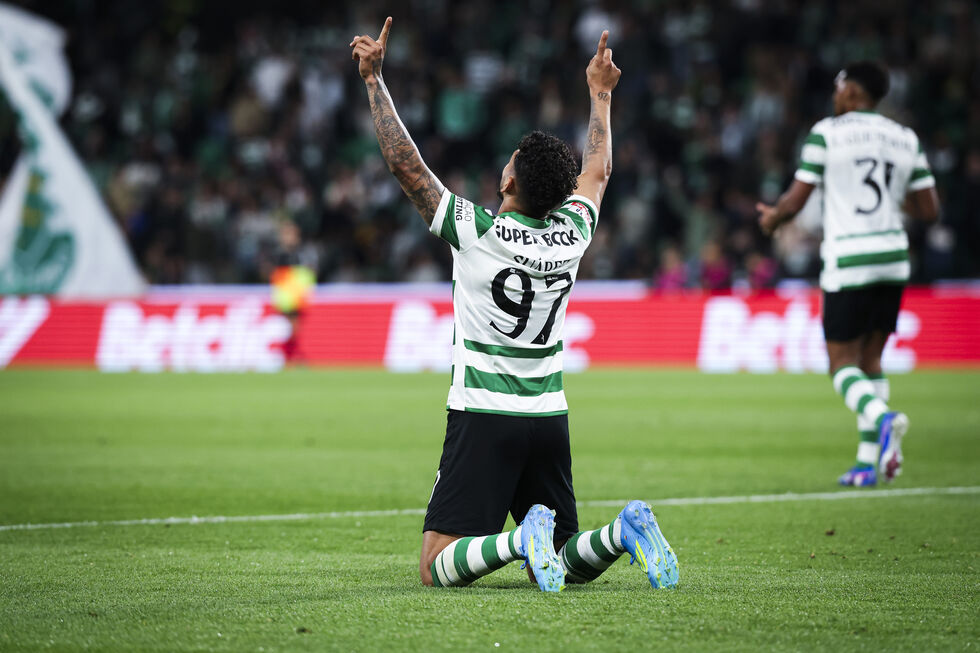 Luis Suarez celebra um dos golos da vitótia sobre o Vitória de Guimarães