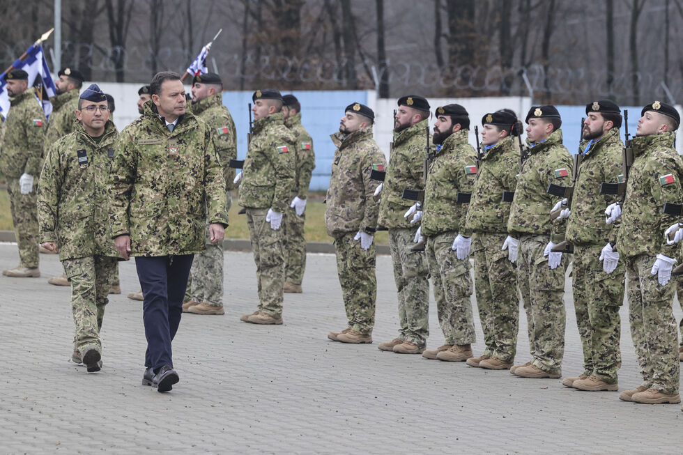 O primeiro-ministro de Portugal, Luís Montenegro, passa revista aos militares portugueses da primeira Força Nacional Destacada