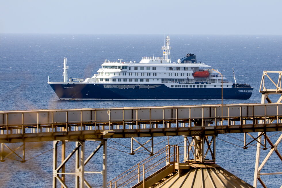 MV Hondius ancorado na costa de Cabo Verde