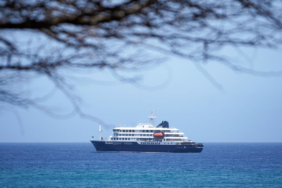 Navio de cruzeiro está fundeado ao largo da Praia, em Cabo Verde
