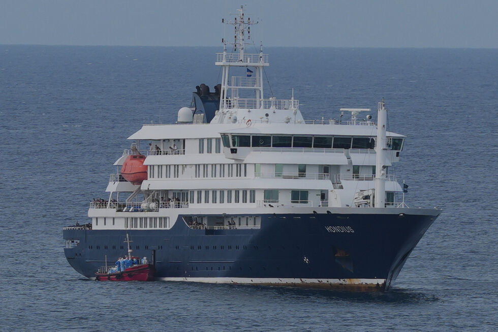 O cruzeiro MV Hondius ancorado junto à costa de Cabo Verde