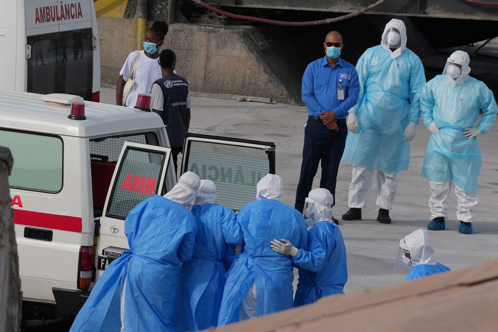 Profissionais de saúde retiram pacientes do navio de cruzeiro MV Hondius para uma ambulância