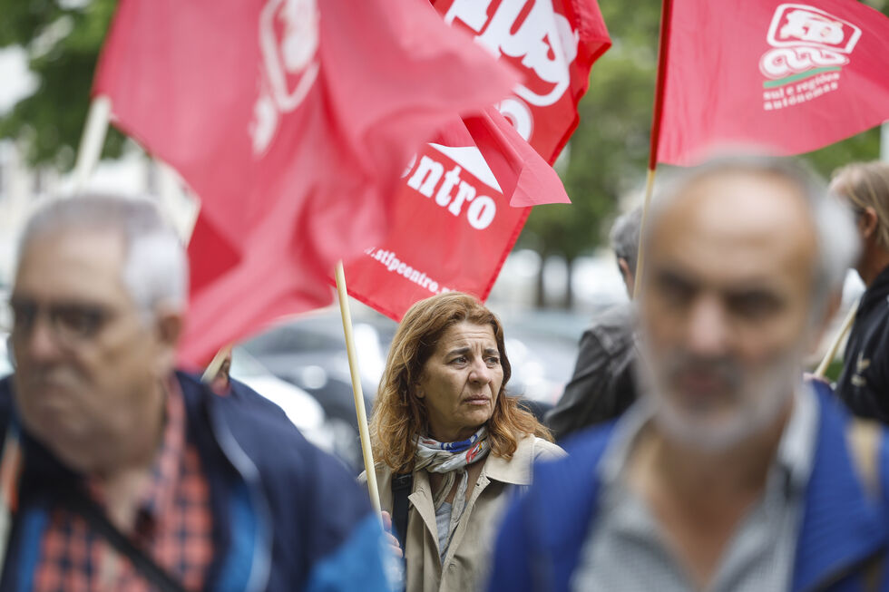 Manifestantes protestam durante a tribuna pública organizada pela CGTP