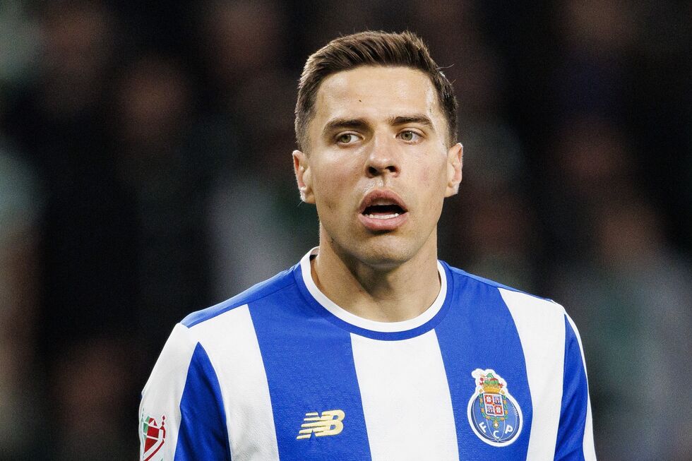 Jan Bednarek veste a camisola do FC Porto