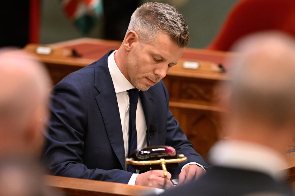 Péter Magyar toma posse como primeiro-ministro da Hungria