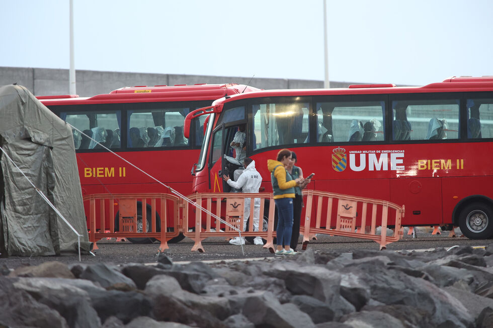 Os autocarros que transportarão os passageiros até ao aeroporto