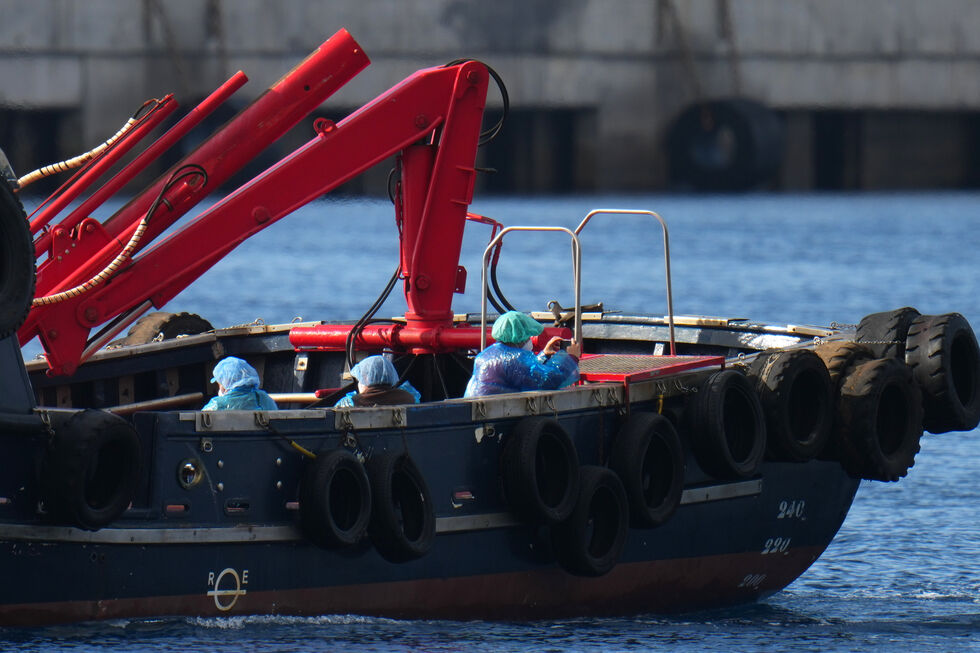Passageiros chegam ao porto em pequenas embarcações