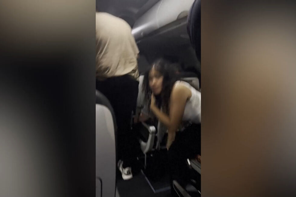 Passageiros saem de avião após colisão mortal no aeroporto de Denver