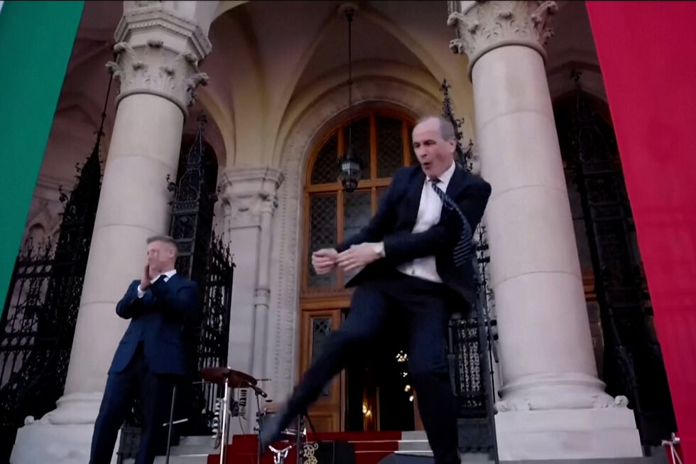 Ministro da Saúde da Hungria dá show de dança à frente do parlamento após tomada de posse de Magyar