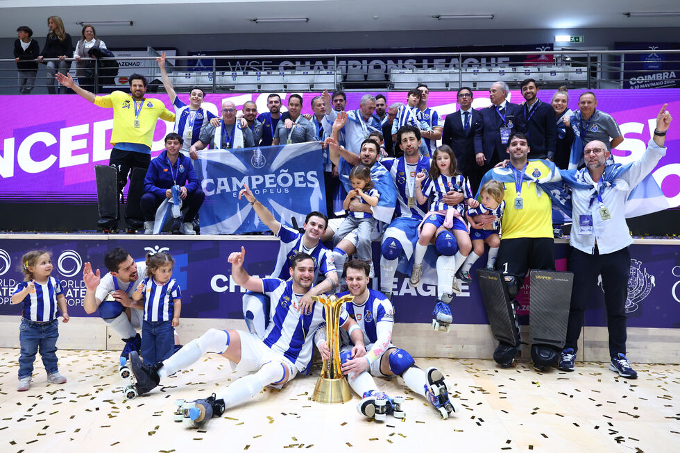 Jogadores comemoram a conquista da Liga dos Campeões de Hóquei