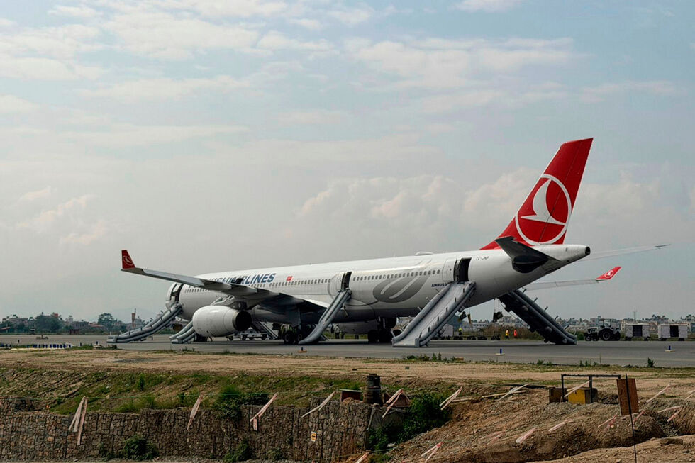 Avião da Turkish Airlines incendeia-se ao aterrar em aeroporto do Nepal
