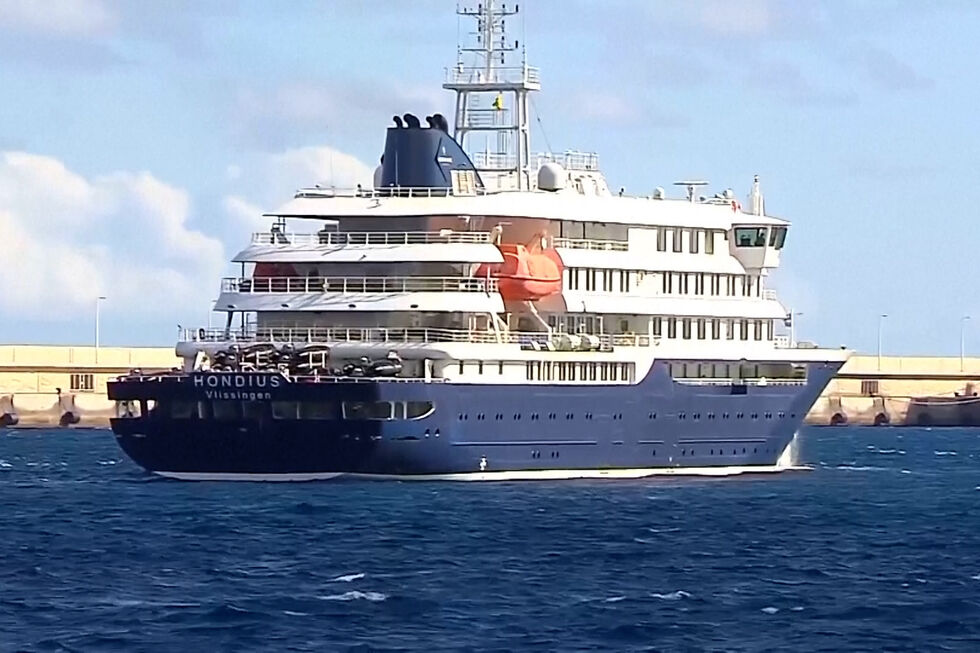 Cruzeiro atingido pelo hantavírus atraca temporariamente no porto de Tenerife devido a condições meteorológicas
