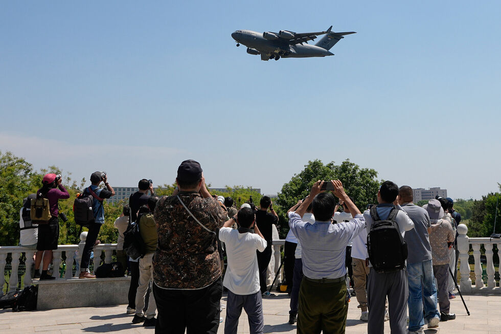 Um avião de transporte Boeing C-17 Globemaster III da Força Aérea dos EUA ao chegar ao Aeroporto Internacional de Pequim, antes da visita do presidente dos EUA, Donald Trump