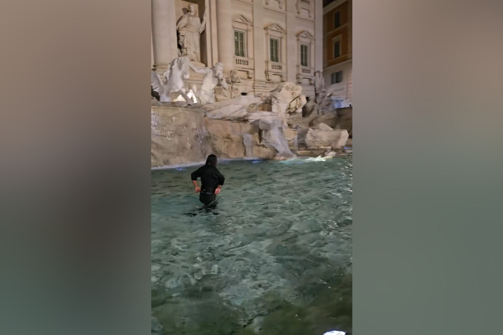 Homem mergulha na Fontana di Trevi em Roma e acaba multado em 500 euros