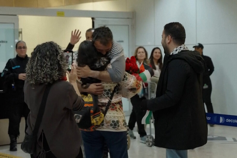 Ativista brasileiro chega a São Paulo após ter estado detido em Israel por liderar flotilha humanitária para Gaza