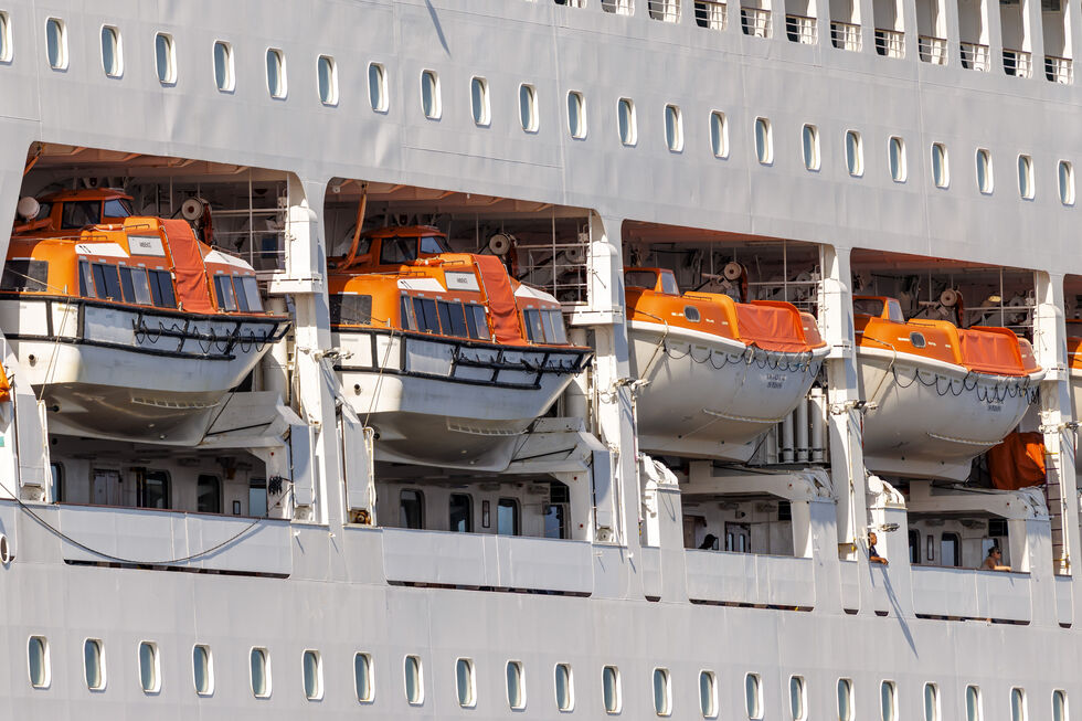 Navio da Ambassador Cruise Line chegou a Bordéus