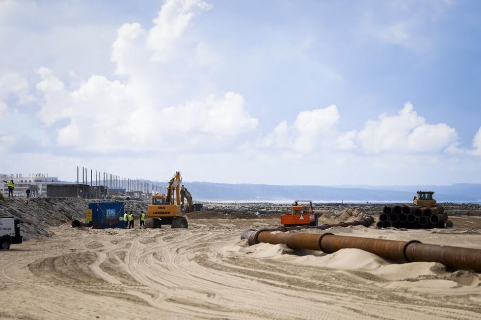 Obras de reposição de areia nas praia da Costa da Caparica