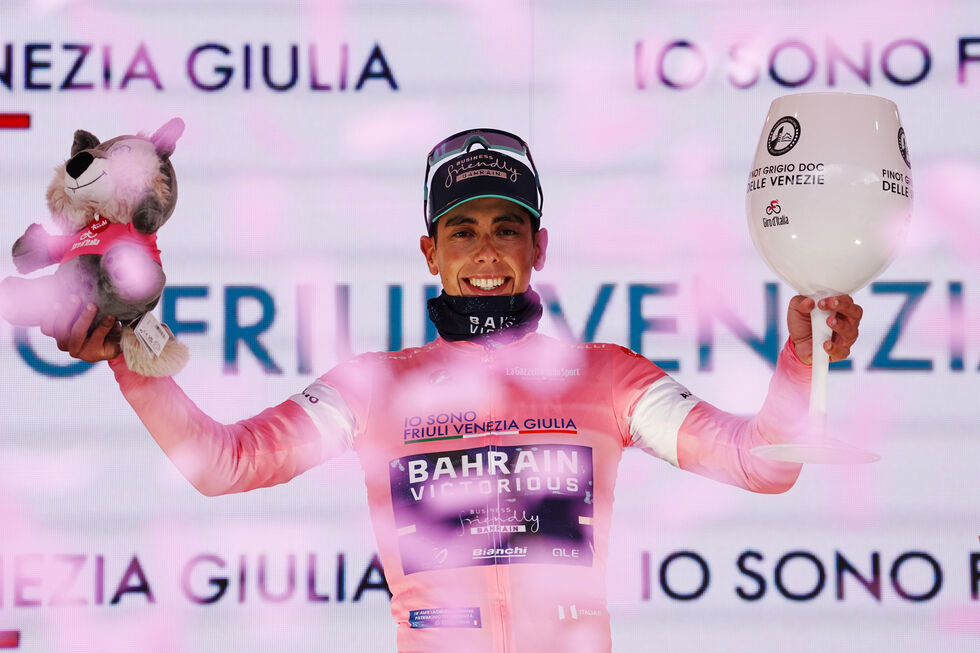 Afonso Eulálio lidera a Volta a Itália após queda de ciclista