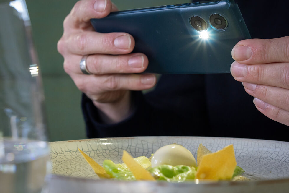 Há cada vez mais restaurantes a proibir telemóveis à mesa 